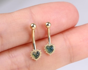 Anillo de oro macizo de 14 quilates con forma de corazón y ágata musgosa, pendiente de barra curva con engaste de cuentas y delicado piercing para el ombligo con rosca interna y gema.