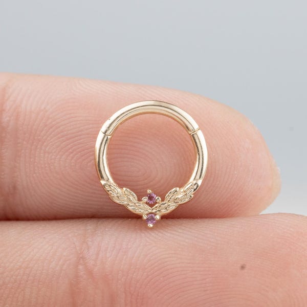 Piercing a scatto in oro massiccio 14 carati con rodolite, granato, alloro/anello per setto floreale/cerchio per cartilagine/anello per naso/piercing a cerniera a foglia/anello Daith Huggie 8 mm