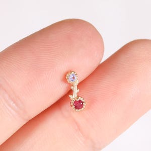 14k Solid Gold Rubin Rose Zweig Ohrring / Tansanit Floral Knorpelohrring / Edelstein Helix Conch Stud / Gold Tragus Ohrring / Threadless Push Pin