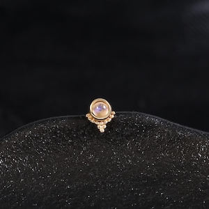 Brinco de hélix em ouro maciço 14K com pedra da lua, delicado com contas e fecho de pressão para cartilagem, joia para piercing no tragus, concha e lóbulo da orelha com cravação em bisel de ouro.