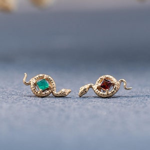 Orecchino a perno serpente in granato oro massiccio 14K/Piercing alla cartilagine in agata verde/Labret a pressione senza filetto/Elica a perno conchiglia animale/Orecchino con parte posteriore piatta