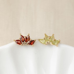 Pendiente trepador de granate en oro macizo de 14 quilates/Piercing de peridoto sin rosca/Pendiente con parte posterior plana/Tachuela de hélice de cartílago de granate/Tachuela con piedra preciosa en forma de abanico