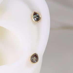 14K Solid Gold Teardrop Alexandrite Stud/Pear Cartilage Helix Earring/Conch Tragus Labret Piercing/Threadless Earlobe Stud/Flat Back Earring