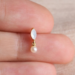 Brinco de ouro maciço 14k com pingente de madrepérola/brinco pendente/piercing de cartilagem/brinco delicado com pedra preciosa/pino de pressão sem rosca/brinco com base plana