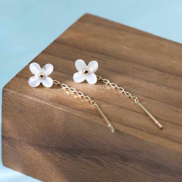 Pendiente colgante de oro macizo de 14 quilates con nácar y diseño floral / Pendiente colgante para hélix, lóbulo o rook / Pendiente colgante para cartílago / Regalo para ella