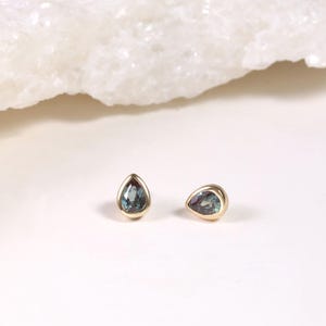 14K Solid Gold Teardrop Alexandrite Stud/Pear Cartilage Helix Earring/Conch Tragus Labret Piercing/Threadless Earlobe Stud/Flat Back Earring