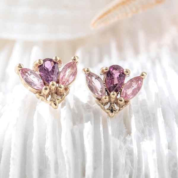 Aretes tipo botón con diseño floral en oro macizo de 14 k • Granate rodolita y turmalina rosa • Delicados aretes de tulipán para perforación de cartílago, hélice, trago y caracola