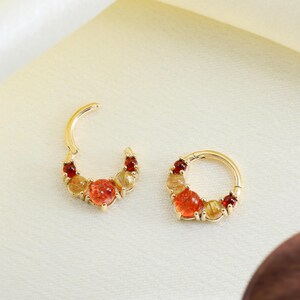 Clicker en forme de V avec pierre de soleil en or 14 carats/anneau de septum avec pierres précieuses scintillantes/boucle d'oreille articulée en quartz cheveux dorés/créoles hélicoïdales/créoles Huggie/piercing Daith