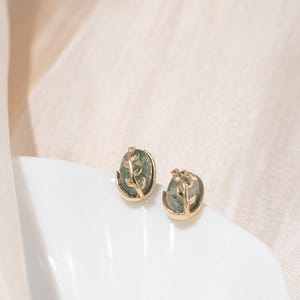 Pendiente de botón con forma de hoja de ágata musgosa en oro macizo de 14 k/Piercing de botón con forma de caracola y hélice de ágata musgosa/Piercing de espalda plana/Piercing con pasador sin rosca
