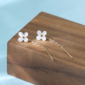 14K Solid Gold Perlmutt Blumen Threader • Zierliche lange Drop Ketten Ohrring • Gold Lobe Threader Blumen Schmuck • Einzeln (halbes Paar)