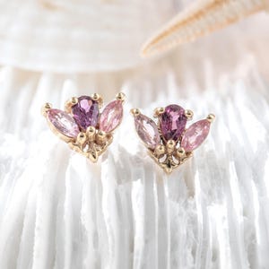 Clous d'oreilles floraux en or massif 14 carats/grenat rhodolite et tourmaline rose/puces tulipes fines pierres précieuses/conque Helix nature Tragus Daith