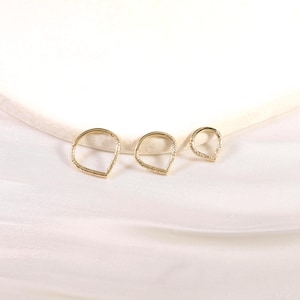 14k Solid Gold V Shape Textured Clicker Ring/Gold Daith Hoop/Helix Cartilage Teardrop Clicker/Seamless Clicker/Septum Ring/Conch Hoop 16g
