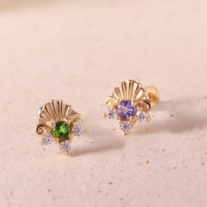 Brinco em forma de concha de ouro maciço 14K/Pino de hélice de diopsídio cromado/Brinco de parte traseira plana/Pino sem rosca de moissanita/Brinco de concha de tanzanita
