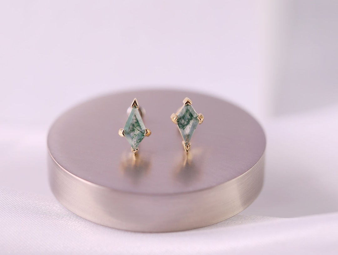 14K Solid Gold Moss Agate Kite Stud Earring/Threadless Push Pin Earring/Kite Earring/Moss Agate Helix Conch Stud Piercing/Flat Back Piercing