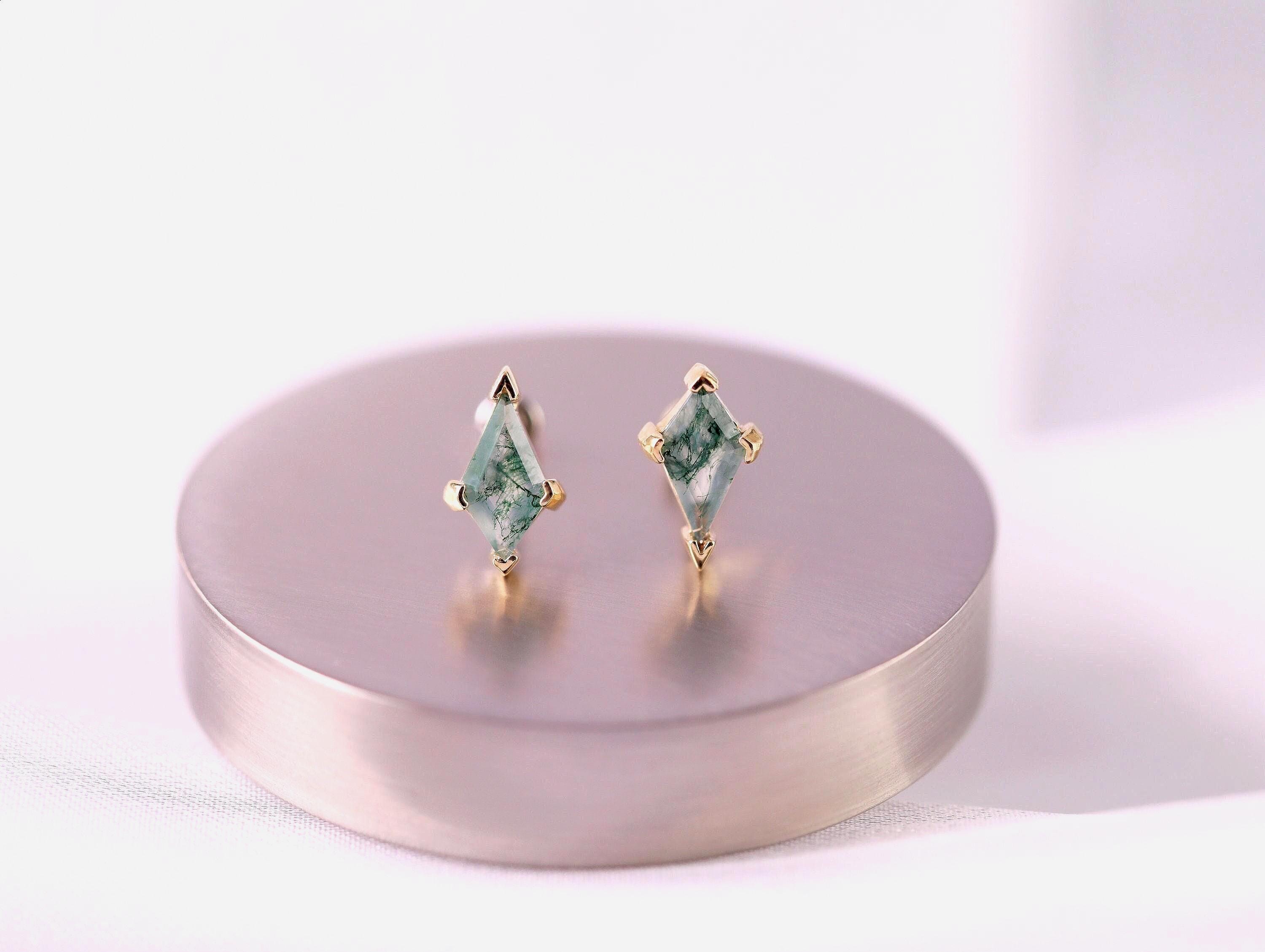 14k Solid Gold Kite Moss Agate Stud Earring/Moss Agate Cartilage Piercing/Gold Helix Conch Stud/Flat Back Earring/Threadless Push Pin
