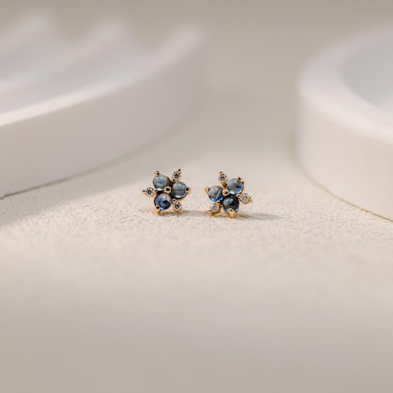 14K Solid Gold Blue Sapphire with Moissanite Flower Stud Earring/Threadless Push Pin/Conch Tragus Cartilage Piercing/Natural Gemstone Stud