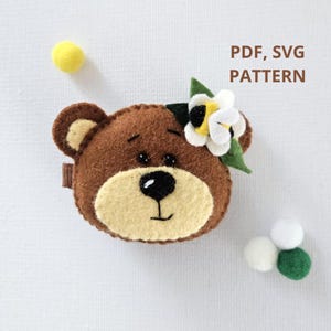 May include: Felt craft pattern for a brown bear with a white flower and a bee on its head. The pattern is available in PDF and SVG formats.  PDF, SVG PATTERN.