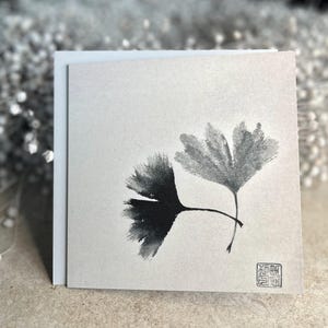 Poesie der Blätter, Ginkgo, Ginko, minimalistische Trauerkarte mit japanischer Ästhetik, Kalligrafie-Stil, japanische Karte mit Naturmotiv