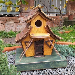 Puede incluir: Un juego de tres tazas de cerámica con un acabado moteado y mate. Las tazas son en tonos crema, gris claro y gris oscuro. Cada taza tiene un diseño simple y minimalista y un asa redondeada. Para café, té u otras bebidas.