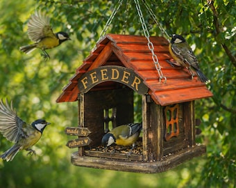 Op de afbeelding: Een houten vogelhuisje met een rood dak en het woord "FEEDER" erop. Verschillende kleine vogels met gele en zwarte markeringen zitten op en rond het huisje. Het bordje zegt "made by nature".