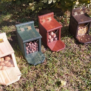 Squirrel feeder, Wooden squirrel feeder, Chipmunk feeder, Garden Decore, Funny Squirrel Feeder, Nut feeder