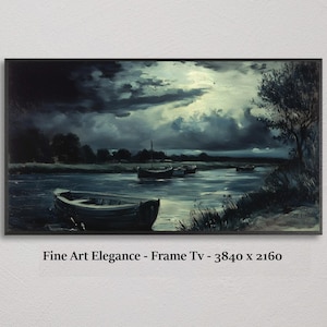Könnte beinhalten: Gerahmtes Landschaftsgemälde, das eine ruhige Flussszene unter einem dramatischen, bewölkten Himmel zeigt. Mehrere kleine Boote sind am Ufer vertäut. Das Kunstwerk trägt die Bezeichnung "Fine Art Elegance - Frame TV - 3840 x 2160".