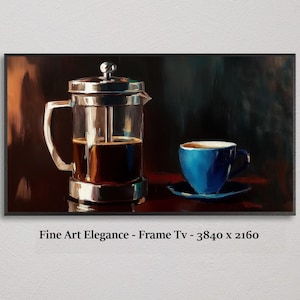 Könnte beinhalten: Ein Stillleben-Gemälde zeigt eine French-Press-Kaffeemaschine und eine blaue Kaffeetasse auf einer Untertasse. Die Kaffeemaschine ist aus Glas und Edelstahl und mit dunklem Kaffee gefüllt. Die Tasse ist mit Kaffee gefüllt und hat einen weißen Rand.