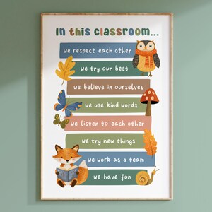 Puede incluir: Un cartel de reglas de clase con un tema otoñal colorido. El cartel presenta ilustraciones de un búho, un zorro, una mariposa, un hongo y un caracol. El texto en el cartel dice: "En esta clase... nos respetamos mutuamente, hacemos nuestro mejor esfuerzo, creemos en nosotros mismos, usamos palabras amables, nos escuchamos mutuamente, probamos cosas nuevas, trabajamos en equipo, nos divertimos."
