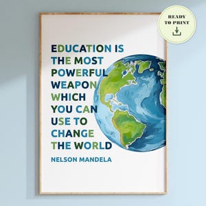 Peut inclure: Une affiche imprimable avec une illustration de globe terrestre bleu et vert et la citation "L'éducation est l'arme la plus puissante que vous puissiez utiliser pour changer le monde." de Nelson Mandela.