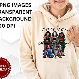 Puede incluir: Una sudadera con capucha de color crema con un gr&aacute;fico de un grupo de personajes de dibujos animados que llevan m&aacute;scaras. El texto "FRIENDS" est&aacute; por encima de los personajes.