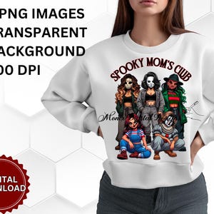 Puede incluir: Sudadera blanca con un estampado gr&aacute;fico de cinco mujeres de dibujos animados vestidas como personajes de pel&iacute;culas de terror. El texto "Spooky Mom's Club" est&aacute; impreso en rojo en la sudadera.