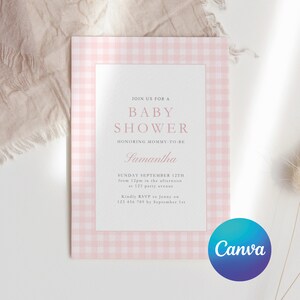 K&ouml;nnte beinhalten: Rosa-wei&szlig;e Gingham-Babyparty-Einladung mit dem Text "Join us for a Baby Shower honoring Mommy-to-be Samantha. Sunday September 12th from 12pm in the afternoon at 123 party avenue. Kindly RSVP to Jenny on 123 456 789 by September 1st."