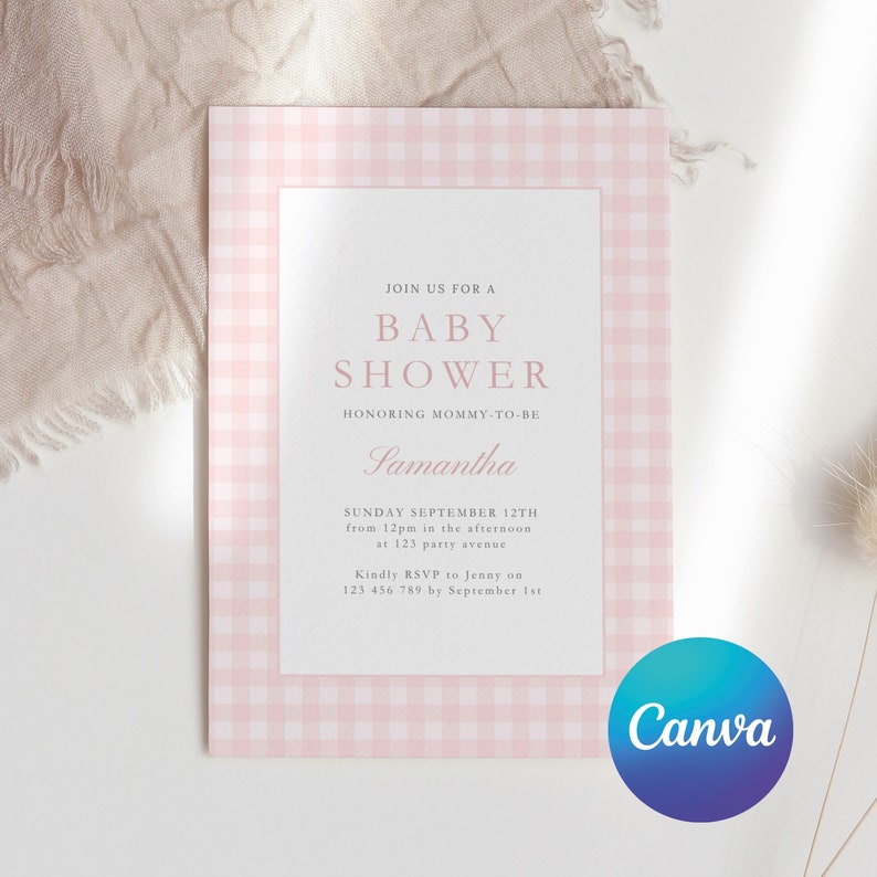 K&ouml;nnte beinhalten: Rosa-wei&szlig;e Gingham-Babyparty-Einladung mit dem Text "Join us for a Baby Shower honoring Mommy-to-be Samantha. Sunday September 12th from 12pm in the afternoon at 123 party avenue. Kindly RSVP to Jenny on 123 456 789 by September 1st."