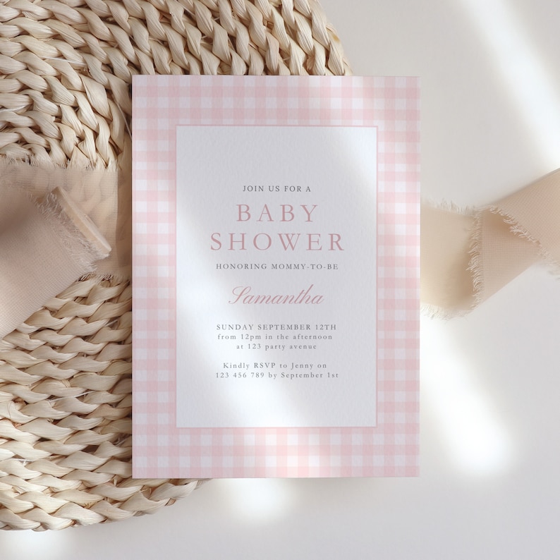 K&ouml;nnte beinhalten: Rosa-wei&szlig;e Gingham-Babyparty-Einladung mit dem Text "Join us for a Baby Shower honoring Mommy-to-be Samantha. Sunday September 12th from 12pm in the afternoon at 123 party avenue. Kindly RSVP to Jenny on 123 456 789 by September 1st."
