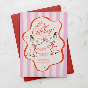 Op de afbeelding: Een feestelijke vakantie-uitnodiging met een rode envelop. De uitnodiging heeft roze en witte strepen, de woorden "Let's get Merry!" en twee cocktailglazen met rode linten. De tekst "happy holidays" is ook opgenomen.