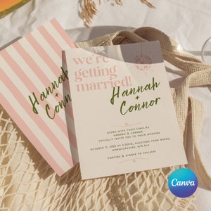 Op de afbeelding: Een roze en wit gestreepte kaart met de tekst "Hannah + Connor" en "We're getting married!"  De kaart bevat ook een discobal-afbeelding en trouwdetails, waaronder de datum, tijd en locatie. De tekst "Dancing & Dinner to follow!" staat onderaan de kaart.