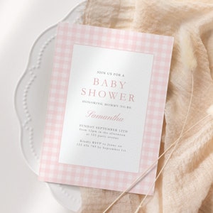Peut inclure: Invitation à une fête prénatale sur fond de vichy rose et blanc avec le texte "Rejoignez-nous pour une Baby Shower en l'honneur de la future maman Samantha. Dimanche 12 septembre à partir de 12h de l'après-midi au 123 party avenue. Veuillez confirmer votre présence auprès de Jenny au 123 456 789 avant le 1er septembre."