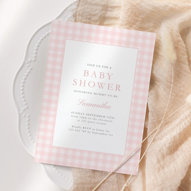 K&ouml;nnte beinhalten: Rosa-wei&szlig;e Gingham-Babyparty-Einladung mit dem Text "Join us for a Baby Shower honoring Mommy-to-be Samantha. Sunday September 12th from 12pm in the afternoon at 123 party avenue. Kindly RSVP to Jenny on 123 456 789 by September 1st."