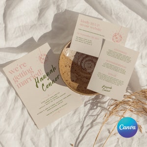 Op de afbeelding: Huwelijksuitnodigingsset met een discobalontwerp. De uitnodigingskaart zegt "We're getting married! Hannah Connor" en bevat details over de datum, tijd en locatie van de bruiloft. De RSVP-kaart zegt "Kindly RSVP on our website" en bevat het websiteadres en de RSVP-deadline. De ceremoniekaart bevat details over de ceremonie, accommodatie en reizen.