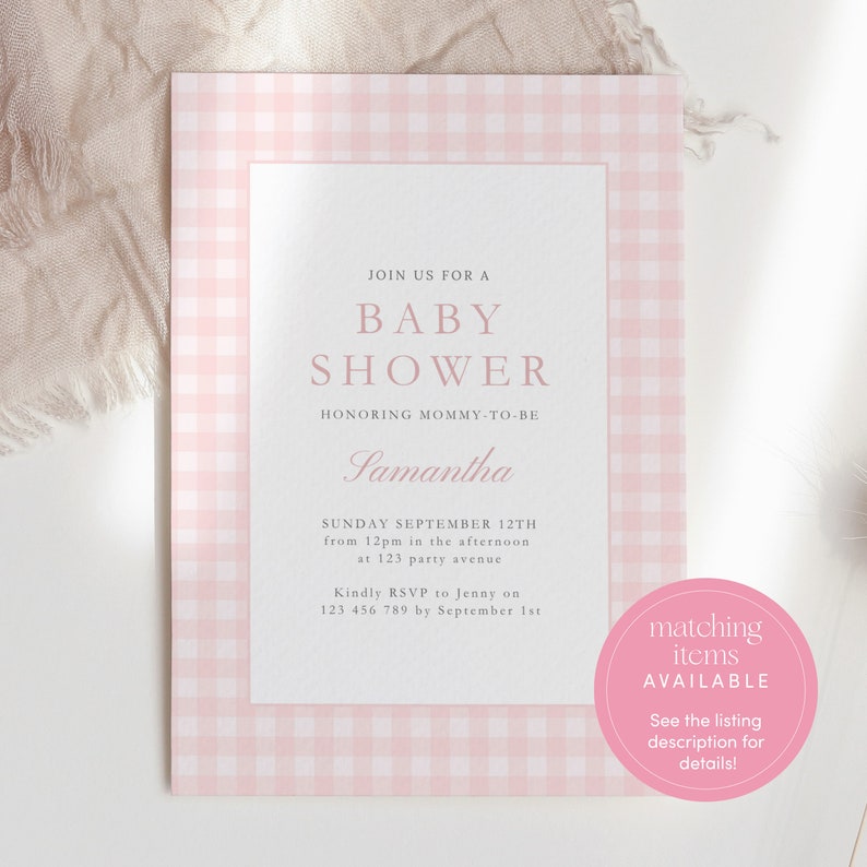 Może przedstawiać: R&oacute;żowe i białe zaproszenie na baby shower w kratkę z tekstem "Join us for a Baby Shower honoring Mommy-to-be Samantha" i szczeg&oacute;łami wydarzenia. Dostępne są pasujące artykuły. Zobacz opis oferty, aby uzyskać więcej informacji.