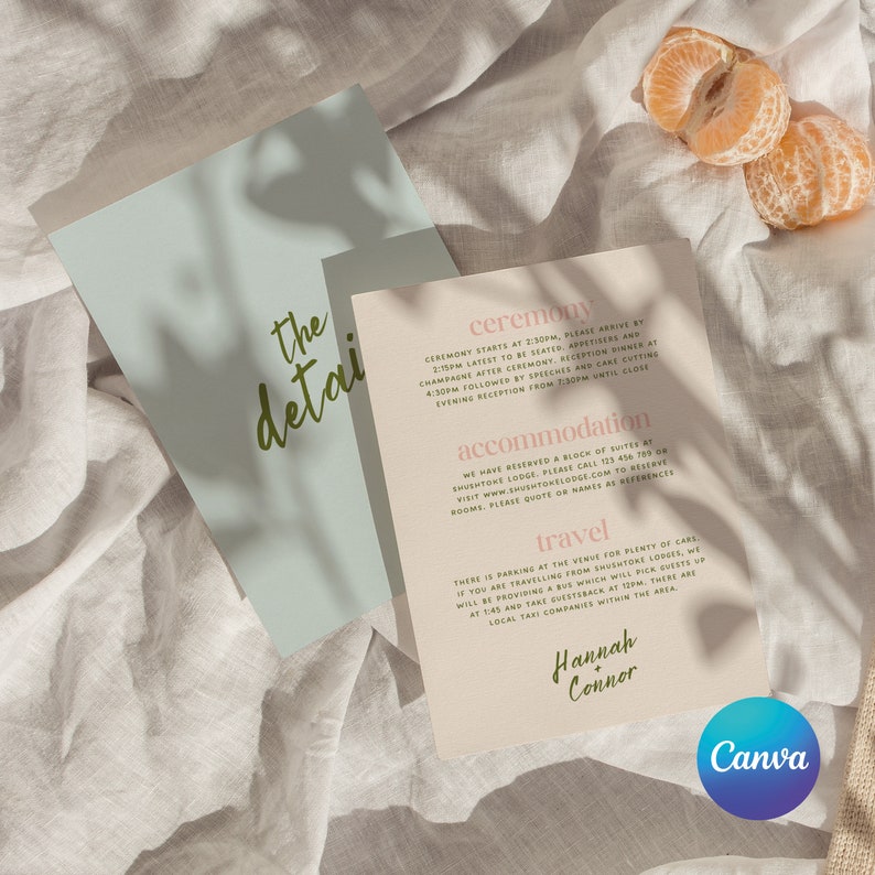 Op de afbeelding: Een licht roze en cr&egrave;mekleurige huwelijksuitnodigingskaart met de tekst "ceremony", "accommodation", "travel" en "Hannah Connor". De kaart bevat ook details over de huwelijksceremonie, accommodatie en reizen.