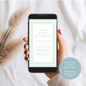 Puede incluir: Una pantalla de tel&eacute;fono que muestra una invitaci&oacute;n a un baby shower para Lauren, con un patr&oacute;n de cuadros verdes y blancos. La invitaci&oacute;n incluye la fecha, la hora y la ubicaci&oacute;n del evento. El texto "art&iacute;culos a juego disponibles" se muestra en un c&iacute;rculo azul claro en la esquina inferior derecha de la imagen.