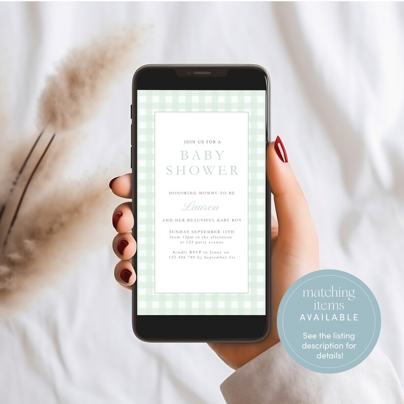 Puede incluir: Una pantalla de tel&eacute;fono que muestra una invitaci&oacute;n a un baby shower para Lauren, con un patr&oacute;n de cuadros verdes y blancos. La invitaci&oacute;n incluye la fecha, la hora y la ubicaci&oacute;n del evento. El texto "art&iacute;culos a juego disponibles" se muestra en un c&iacute;rculo azul claro en la esquina inferior derecha de la imagen.
