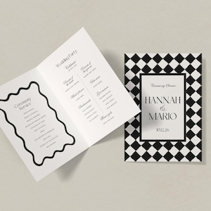 Puede incluir: Un programa de boda con un patr&oacute;n de cuadros blancos y negros en la portada. El programa est&aacute; abierto, revelando los detalles de la ceremonia y los nombres de los invitados. La portada dice "HANNAH & MARIO 10.12.26".