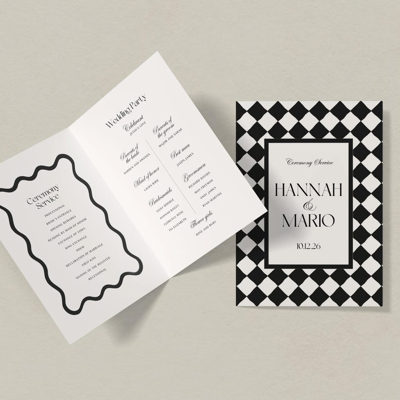 Puede incluir: Un programa de boda con un patr&oacute;n de cuadros blancos y negros en la portada. El programa est&aacute; abierto, revelando los detalles de la ceremonia y los nombres de los invitados. La portada dice "HANNAH & MARIO 10.12.26".