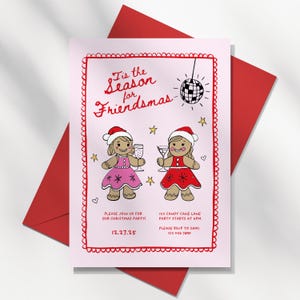 Puede incluir: Una tarjeta de invitación rosa y blanca con un borde rojo. La tarjeta presenta una ilustración de dibujos animados de dos personas de jengibre con gorros de Papá Noel y sosteniendo vasos de champán. El texto de la tarjeta dice "Tis the Season for Friendsmas" e incluye detalles para una fiesta de Navidad.