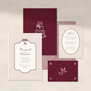 Pu&ograve; includere: Un set di partecipazioni di nozze bordeaux e bianche. Include un invito a righe con un fiocco, una scheda dettagli, una scheda RSVP e una scheda bordeaux tinta unita con un'illustrazione di torta. L'invito recita "Hannah and Connor".