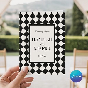 Puede incluir: Un programa de boda con un patr&oacute;n de diamantes en blanco y negro. El programa presenta los nombres "Hannah & Mario" y la fecha "10.12.26" dentro de un rect&aacute;ngulo blanco. Las palabras "Ceremony Service" est&aacute;n en la parte superior.