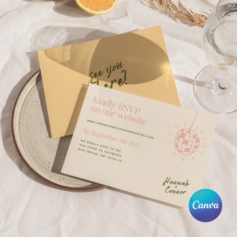 Op de afbeelding: Een huwelijksuitnodiging met een discobal-afbeelding en de tekst "See you there?" in groen. De uitnodiging bevat ook de tekst "kindly RSVP on our website" en "www.hannahandconnorwedding.com". De uitnodiging is op een beige achtergrond met een lichtbruine envelop.