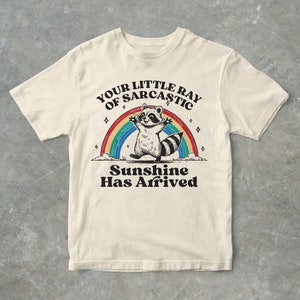 Din lilla stråle av sarkastisk solsken har anlänt rolig tvättbjörn regnbåge grafisk t-shirt, unisex vuxen t-shirt, present till henne, present till honom